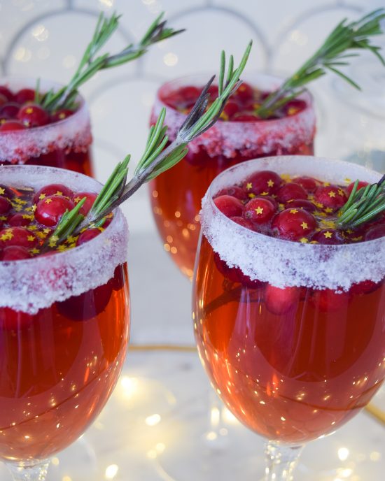 christmas cocktails with champagne and cranberry